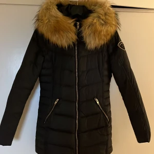 Rockandblue  - Dunjacka från Rockandblue i storlek 32. Ej äkta päls. 