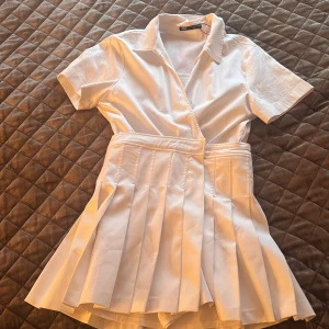 Klänning - Supersöt klänning från Zara. Tyvärr för liten så aldrig använd. 