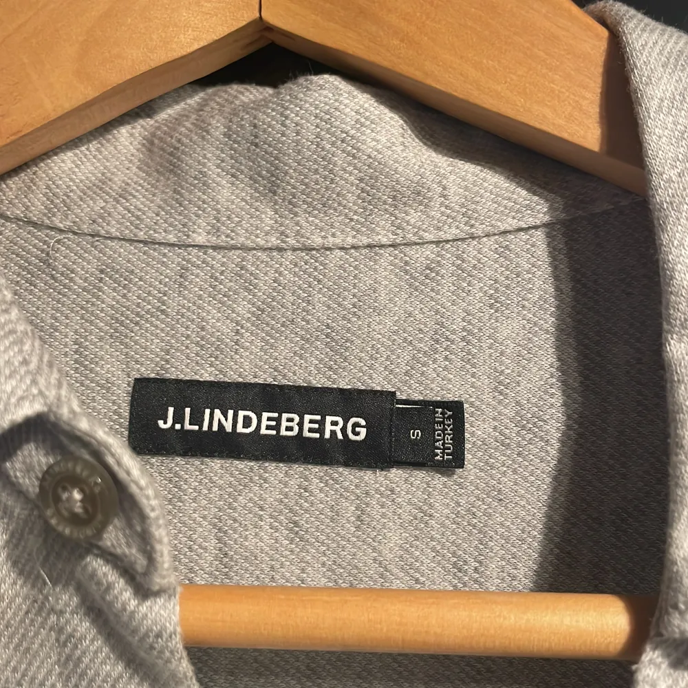 Grå JL skjorta i ett Jersey material i storlek S. Skjortor.