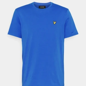 Lyle & scott  - En snygg T-shirt från lyle & scott. Säljer pga ingen användning för. Köpte för 300kr säljer för hälften. Priset kan diskuteras💕