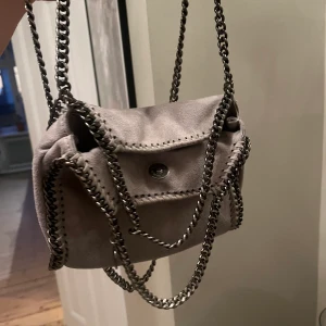 Stella väska - Skitsnygg Stella liknande väska!! Ljusgrå, väldigt bra skick!