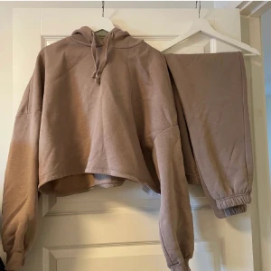 Mjukisset - Mjukisset från Gina Tricot i färgen beige. Byxor storlek L, huvtröja storlek XL. Använda ca 4 gånger, väldigt fint skick. Priset är för både byxor och tröja.