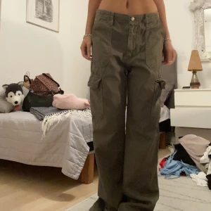 Mid rise Cargo  - Säljer dessa mid rise cargo från zara som ja köpte en större storlek för mer baggy fit