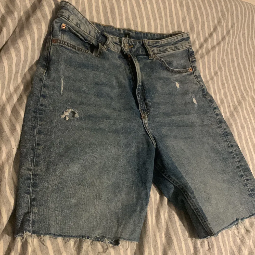 Jeans shorts från hm använde de jätte mycket förrförra sommaren 2021 men de har inte slitningar så jag ser , storleken är 42 men är mer som 38 eller mindre . Shorts.