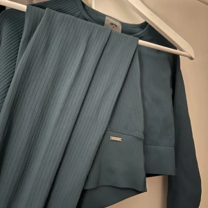 Matchande träningsset - Från aimn. Oanvända båda. Tröjan är storlek m, byxorna storlek s. 