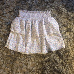 Fin kjol - Fin kjol från shein som jag har sytt in lite i midjan, men det är inget som märks.