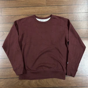 Champion Sweatshirt - Snygg vintage Champion Sweatshirt i storlek L! Den är i en brun röd färg! Bara att skriva om du undrar över något🙏