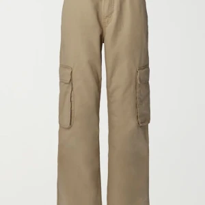 Cargo jeans  - Säljer dessa skit snygga och populära cargo jeansen som är helt nya, men lite stora på mig. Kan inte lämna tillbaks dom då jag tappat bort kvittot. De är köpa för 500 kr men jag säljer dom för 400kr. Frakten ingår inte 💕
