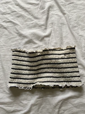 Gullig topp från Stadium.  - En super gullig topp köpt på stadium men är från SOC som tyvärr blivit för liten. Den sitter precis över bysten och är super skön på sommaren när det är varmt. Storlek XS/S. Pris kan diskuteras!