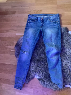 Jeans. - De är sköna. Och tvättade . Men passar ej mig.