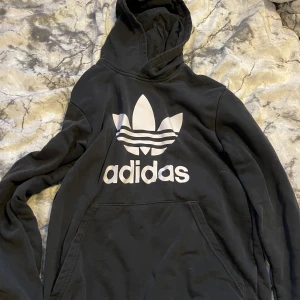 Adidas Hoddie - Adidas Hoddie  Svart med vitt tryck. Strl 15-16 År