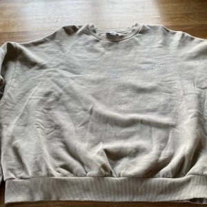 Sweatshirt. - Sweatshirt från Madlady. Strl. S