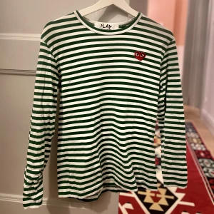 Comme des Garçons tröja - Nästa ny, köpte på aplace för inte så länge sedan. Säljer även en i svart, skriv för frågor och mer bilder.,