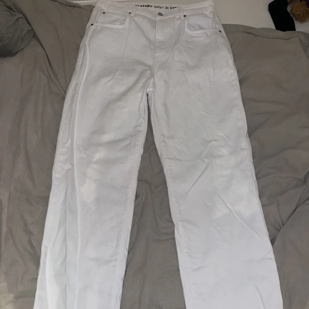 Vita Jeans från Bikbok 90’s straight. Aldrig använda pga fel storlek. Storlek: 33 Längd: 32. Jeans & Byxor.
