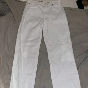 Jeans Bikbok - Vita Jeans från Bikbok 90’s straight. Aldrig använda pga fel storlek. Storlek: 33 Längd: 32