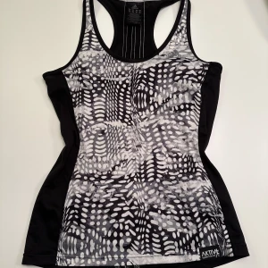 Träningslinne adidas - Säljer denna träningstopp från adidas❤️ använd en gång, bra skick❤️