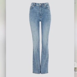 High waist curve bootcut jeans - Säljer nu mina fina jeans från Cubus, stretchiga, sköna och highwaist! 💓Dessa har även fickor både fram och bak vilket kan vara jätteskönt! Storlek M/L30, säljer för 170 + frakt :)💕  (säljer även likadana i svart - BÅDA PAREN FÖR 300 + frakt)