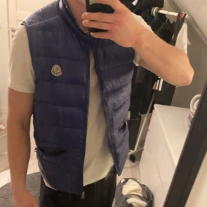 Moncler väst storlek 4 (m/l) - Moncler väst i storlek 4, motsvarande m/l. Köpt på kaspersheat i våras, säljer då den inte kommit till mycket användning. Riktigt bra skick. 