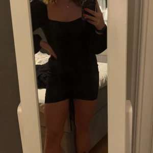 Svart klänning  - En superfin klänning som är lite rynkad.. man kan bestämma själv hur lång den ska vara med hjälp av banden💕 superfin och passar till alla tillfällen 