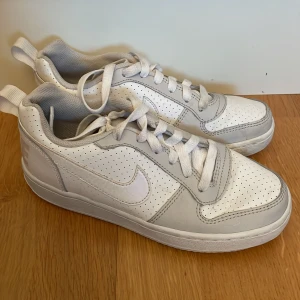Nikeskor - Vita nikeskor med grå detaljer. Passar storlek 35-35.5 och är i bra skick. Kan mötas upp i centrala Uppsala annars står köparen för frakten! ☺️