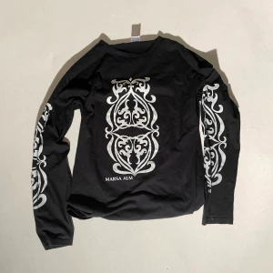 Tribal print longsleeve - Vintage tribal print longsleeve. Säljer då den inte kommer till användning.