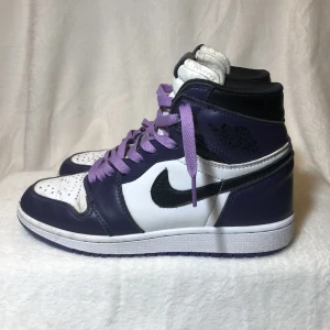Jordan 1 high court purple - Fina och nästan helt oanvända sneakers. Nya går de för ca 3000kr och jag säljer de nu för mycket mindre än halva priset! kontakta för mer info/bilder. Är också ok att byta! Köparen står för frakten.