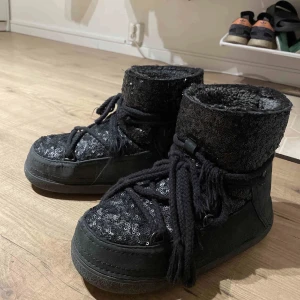 Inuikii - Säljer mina älskade inuikkis då dom tyvärr inte kommit till så mycket användning i vinter! Super mysiga och sköna, ena bandet på skorna är lite konstigt men inget som syns. Passar mig med 38 men lite stora. 