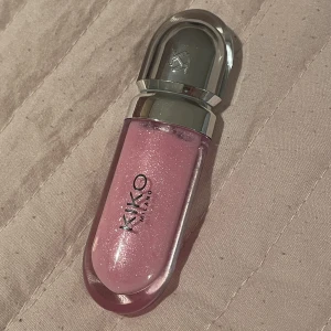 Kiko milano - En väldigt fin läppglans även populär använd en gång på handen, i färgen 05 