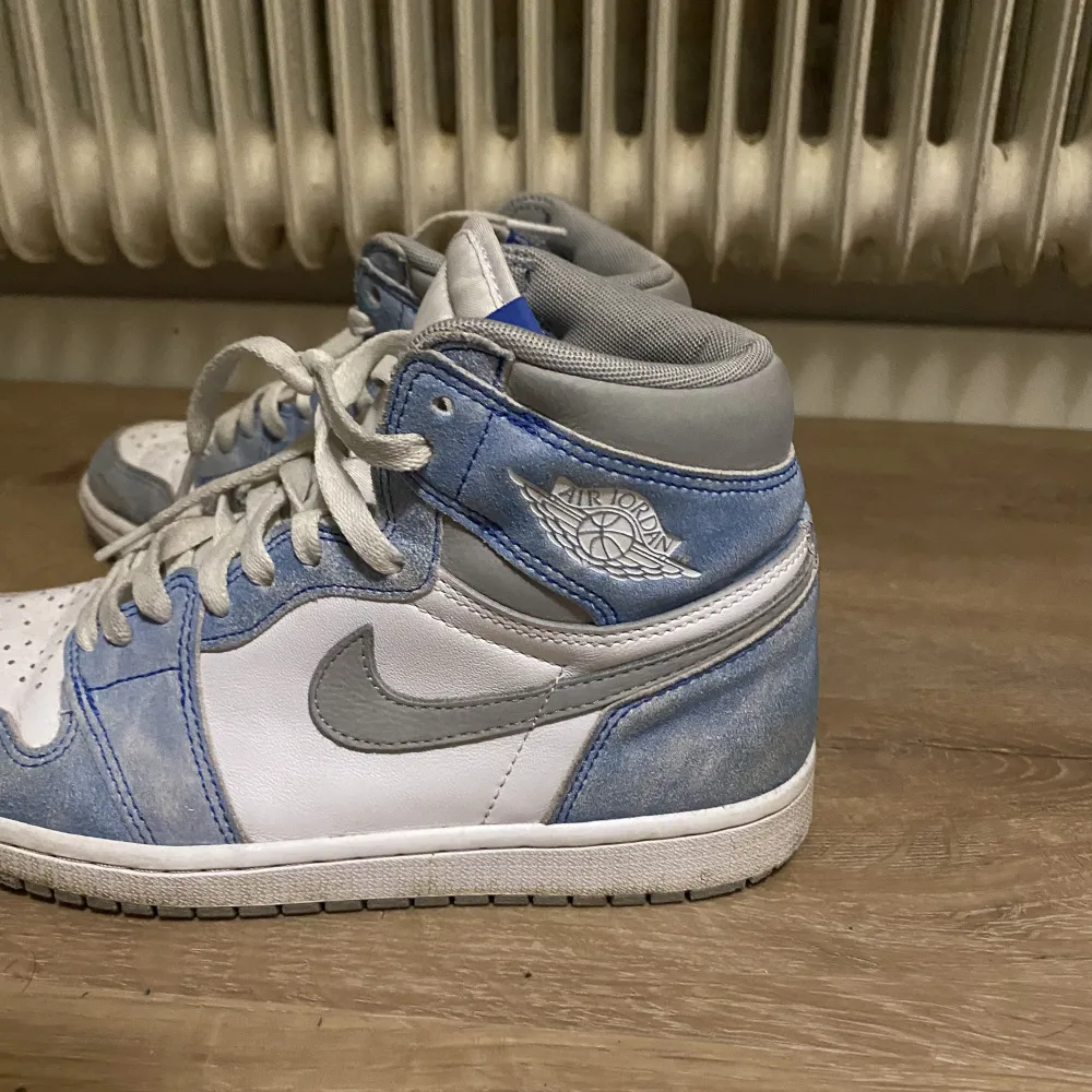 Air Jordan 1 Retro High OG Hyper Royal, jätte fint skick. Storlek 41 men ganska stora i storleken, snörena tvättas innan. Använt sparsamt, Köpte dem för 5500 säljes för 2000/2500, pris kan diskuteras💕boxen kommer även  med. Skor.