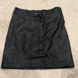 skinnkjol  - Säljer denna skinnkjol, endast använd 1 gång! Köpt på h&m i höstas. Nypris 399 säljer för 100kr 