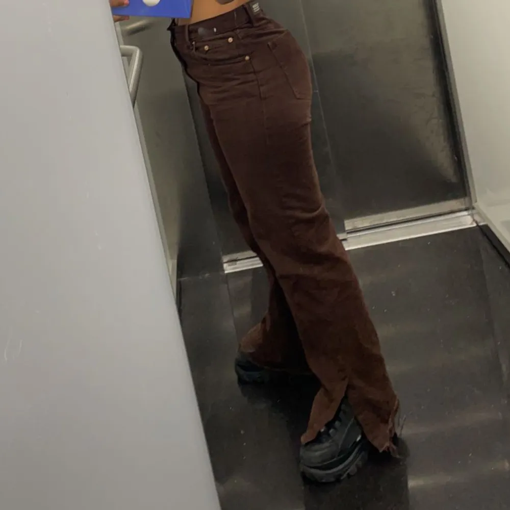 Bruna jeans med slits från Pull&Bear 🤎. Jeans & Byxor.