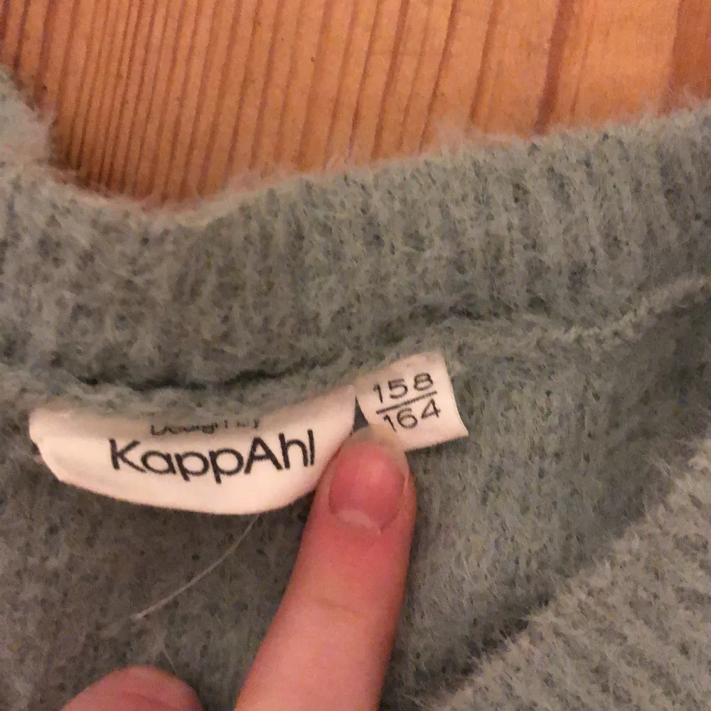 Säljer denna grönblåa stickade tröjan från Kappahl pga att den int kmr till användning. Aldrig använd. Strl 158/164. Säljer för 170+frakt!. Stickat.