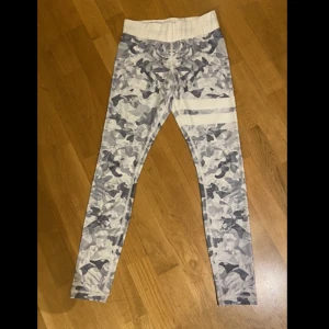 Stronger tights, strl s - Säljer mina stronger tight i strl S, hittade ingen bild på de vita tightsen men de är samma som de gröna på bild två (men vita såklart) Förr va inte vita tights min grej och nu är de försmå:/ därför är tightsen i mycket bra skick! Nypris runt 600kr