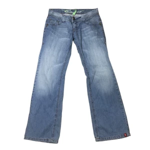 Esprit play jeans - Lågmidjade så så snygga esprit jeans, de perfekta lågmidjade jeansen i så fin färg, vida i benen
