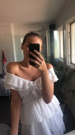 Klänning - Så sjukt fin sommarklänning. Jag hade denna som alternativ till studentklänning (passar perfekt till student), så prislappen sitter kvar och är aldrig använd! Bild två är hur den ser ut i ryggen. Storlek 38. 🌞
