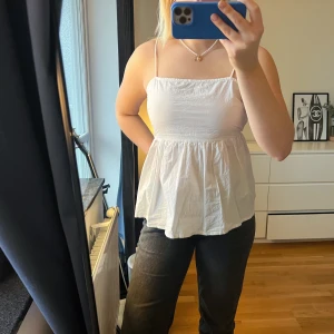 Topp från asos  - Topp från asos, använd fåtal gånger. Säljer pågrund av att jag inte använder den längre💛 Strl S