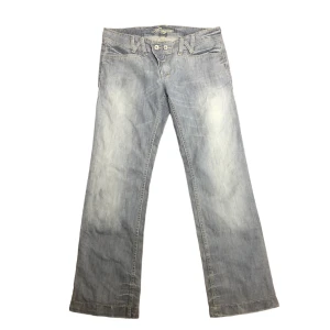 Mogul jeans - Så fina lågmidjade jeans med lätt vida ben, lägger sig fint över skorna! Nyskick