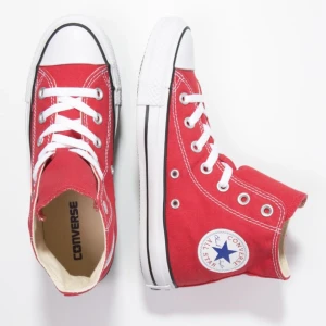 Röda Converse - Converse, ca 2 år gamla. Nypris ligger på ungefär 799. Skriv för mer detaljerad info!