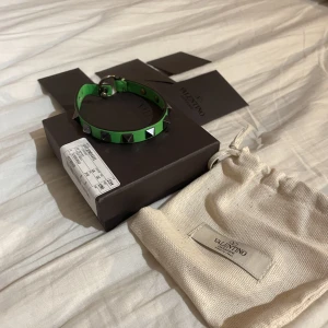 Valentino armband  - Valentino Armband (neongrönt)med taggar, helt nytt. Nypris 2800. Dm för mer info och bilder