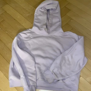 Lila SUPERSKÖN hoodie - En plain ljuslila hoodie med luva. Om du vill ha fler bilder är det bara att skriva! Jag är beredd att gå ner i pris, så hör av er om ni vill diskutera det 💓  Jag ansvarar inte för postens slarv 🫶🏻