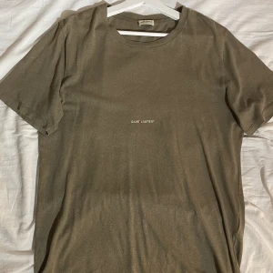 YSL LOGO T-Shirt - Saint Laurent T-Shirt. Bra skick men använd. Nypris 3600kr. Mer info och bilder dm 