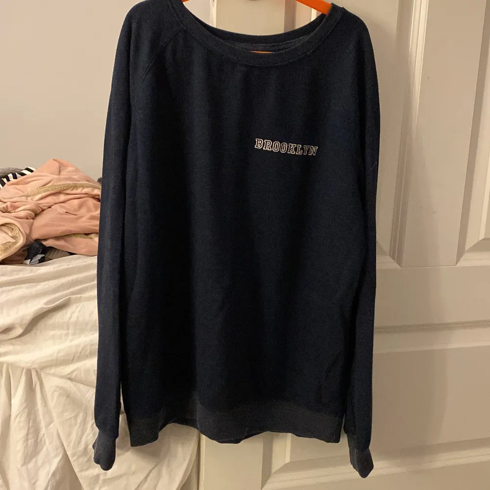 Säljer denna tröjan  den är mörkblå och det står ”BROOKLYN” på den. Har aldrig använt, jag fick den av min kompis så vet inte hur mkt hon har använt den men den är i bra skick i strl S/ Smal. Jag säljer den för 15kr🫶🏻 . Tröjor & Koftor.