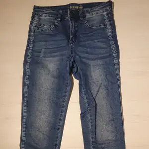 Ett par jeans från kappahl. Sparsamt använt😇 passar inte riktigt mig så säljer vidare. I strl 38, slimfit. 
