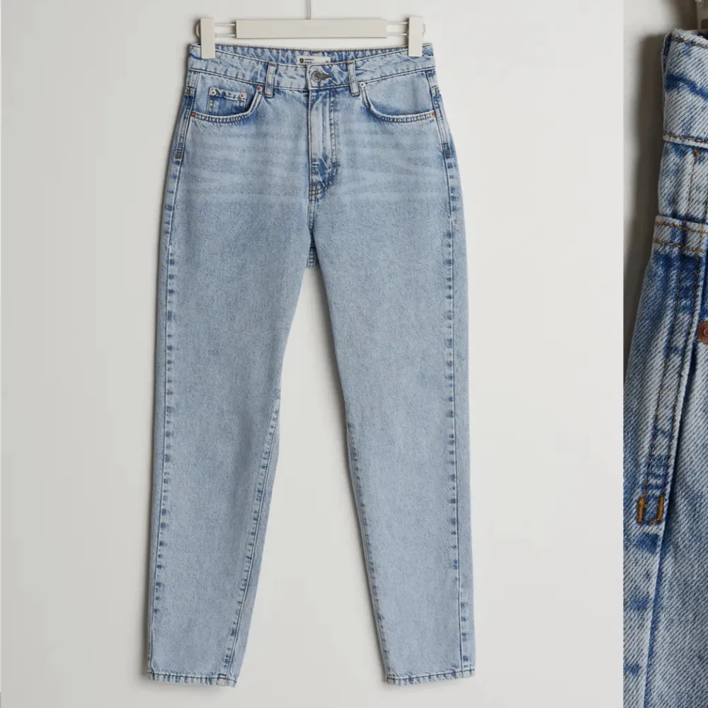Dagny mom jeans från gina tricot som tyvärr inte kommer till användning. . Jeans & Byxor.