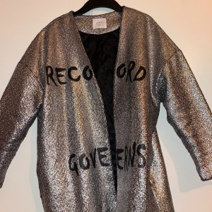 Silvrig blazer  - Silvrig blazer med coolt tryck! Köpt i Dubai och använd ett fåtal gånger. Snygg att använda som oversize