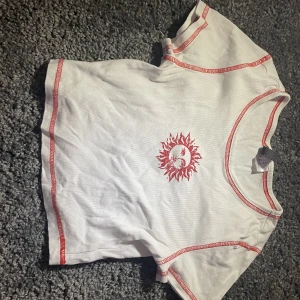 Topp - Fin tröja med tydliga sömmar. Köpte den under en dålig period och därmed vill jag inte ha kvar den. Den är använd fåtal gånger och är riktigt snygg💕