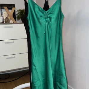 Satinklänning - Kort Satinklänning från bik bok i strl xs! Lite defekter (se bild 3) därav priset 🥰lösa trådar osv som säkert går att klippa bort ! använd gärna köp nu!☺️
