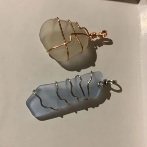 Seaglass necklace  - Handmade seaglass, gjort från återvunnet glas och sedan tumlat i en vecka! Kan komma med kedja men då extra kostnad. Finns i brunt, ljusblått och grönt.  