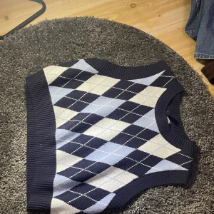 Stickad väst - Jätte fin väst. Dock blir den inte använd, den är knappt använd Max 2 ggr. 💕💕