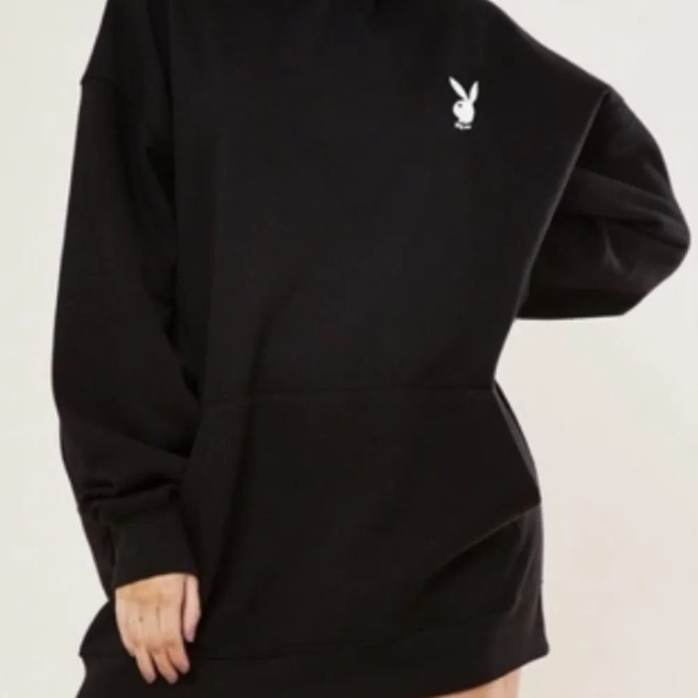 Playboy X missguided oversized hoodie. Osäker på storleken, den är som onesize. Köpt för 520 kr, finns inte längre att köpa fr hemsidan. Lånade bilder, skicka för mer information! Köparen står för frakten💗. Tröjor & Koftor.